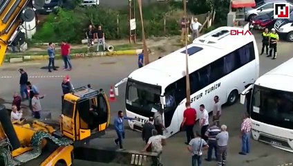 Tekirdağ'da yol çöktü, minibüsler çukura saplandı