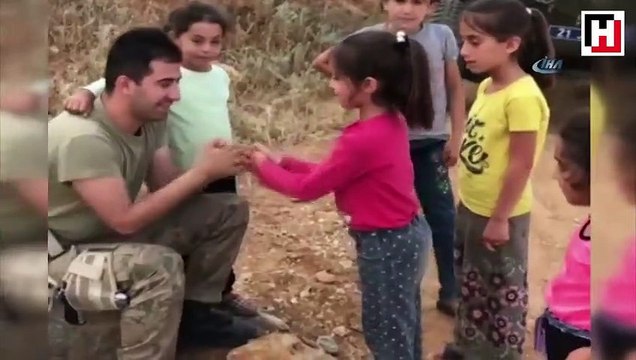 Mehmetçik'in çocuklarla oynadığı oyun izleyenleri gülümsetti