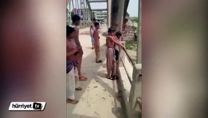 Pakistanlı çocukların tehlikeli eğlencesi