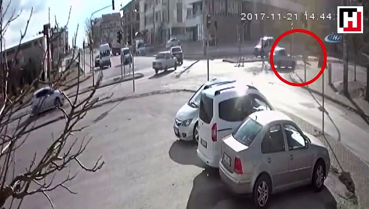 Trafikte giden çöp konteyneri ilginç görüntüler oluşturdu