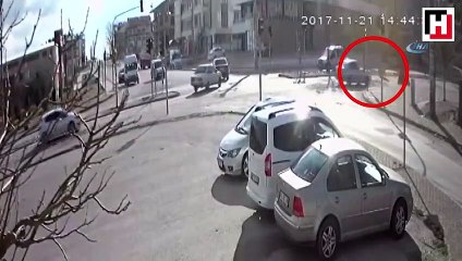 Trafikte giden çöp konteyneri ilginç görüntüler oluşturdu