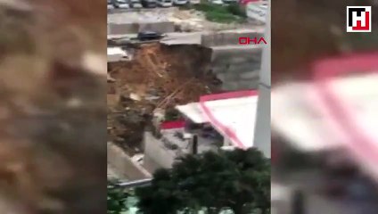 Ümraniye'de istinat duvarı çöktü, araçlar çukura düştü