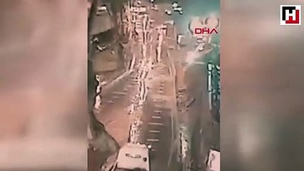 Sarıyer'de istinat duvarının yola çökme anı kamerada