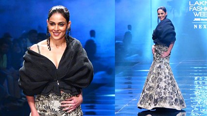 Lakme Fashion Week 2022 Genelia Deshmukh Bold Outfit में Ramp Walk Video Viral।Boldsky*Entertainment