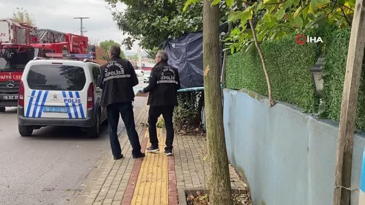 Ayva toplamak için çıktığı ağaçta asılı kaldı