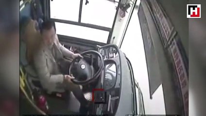 Seyir halindeki otobüste yolcuyla şoför kavga etti: 15 ölü