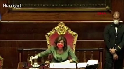 İtalya Başbakanı Conte'nin öksürük krizine 'Maske tak' tepkisi