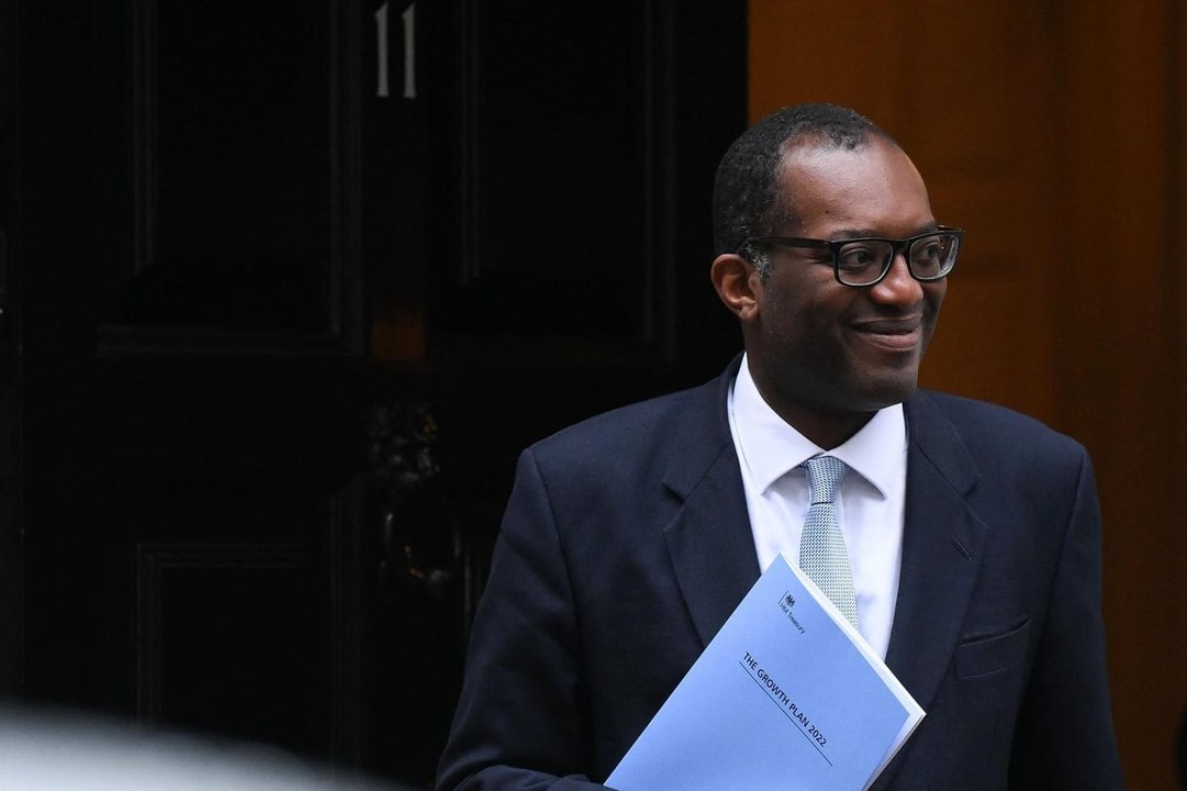 Liz Truss sacks Kwasi Kwarteng and replaces with Jeremy Hunt
