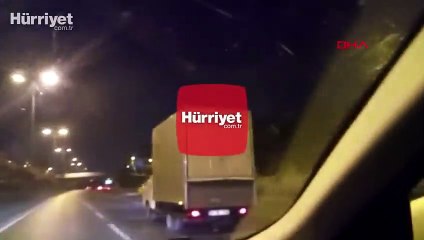 Kucağında çocukla kamyonet kullandı!