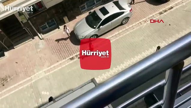 Esenyurt'ta çocukların sokaktaki oyununu polis sireni bitirdi
