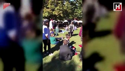 Müzik festivalinde herkesi kucaklayan sevimli çocuk