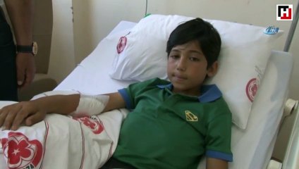 Top oynarken koluna 10 santimetre uzunluğunda demir saplandı