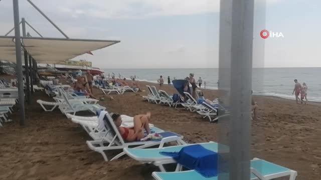 Antalya haberleri! Manavgat'ta sahilde patlayan kanalizasyon ve kötü koku turistlere zor anlar yaşattı