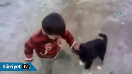 Minik çocukla yavru köpeğin kavgası