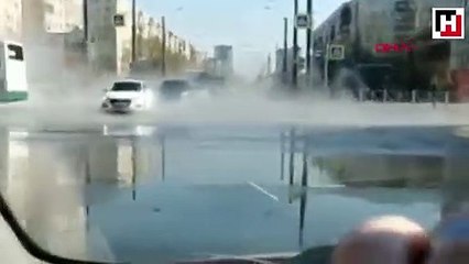 Sıcak su hattı patladı, yol çöktü, yolcu otobüsündekiler mahsur kaldı