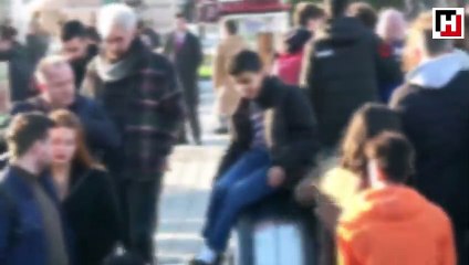 Taksim metrosunda çocukların tehlikeli oyunu