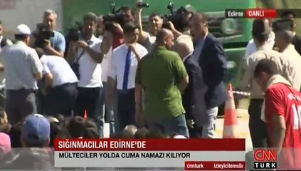 Edirne Valisi Suriyeli mültecilerle karayolunda namaz kıldı