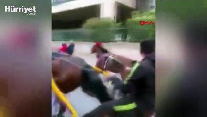 İtalya sokaklarında yasa dışı at yarışı görenleri hayrete düşürdü