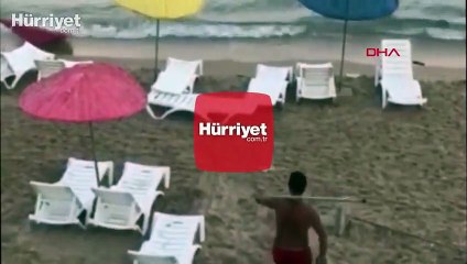 Plajdaki çöp kutularını denize atan zanlı kamerada