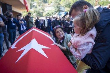 Türkiye maden şehitlerini uğurluyor! Babasına son kez dokunan da var evladı için feryat eden de