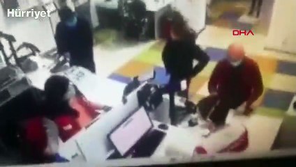 Kargo şirketine giden müşteriden sıradışı maske tepkisi