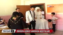 Gelinlik ve damatlıkla sandığa koştular