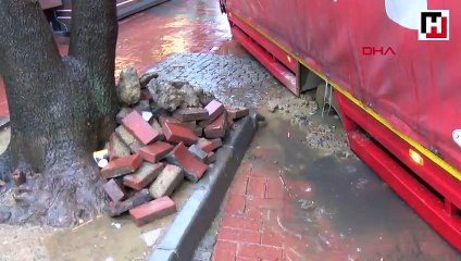 Ortaköy'de kamyon yoldaki çukura düştü