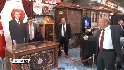 Cumhurbaşkanı Erdoğan’ın maketine dokunarak fotoğraf çektirmek yasak
