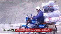 Motosikletteki 10 çuval görenleri şaşkına çevirdi