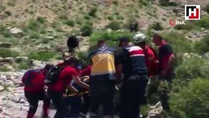 Niğde’de dağcıyı kurtarmaya çalışan asker helikopterden düşerek şehit oldu