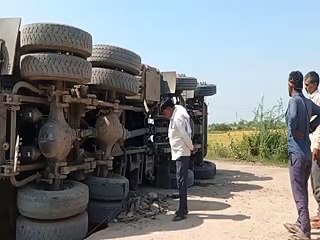 video: ट्रक पलटा चालक ने कूदकर बचाई जान