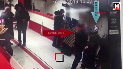 Yardım almaya gelen kadının cüzdanını çaldılar