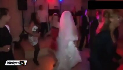 Dansıyla gelin ve damadı geride bırakan kadın
