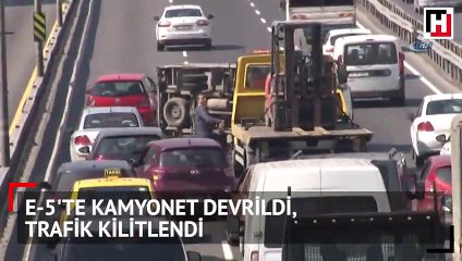 E-5'te kamyonet devrildi, trafik kilitlendi