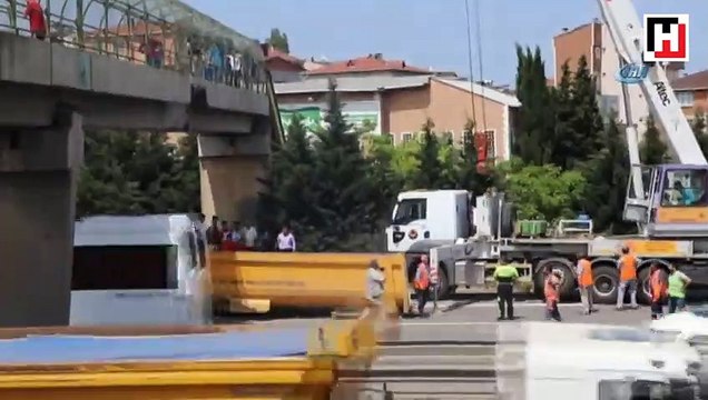 Damperi açılan hafriyat kamyonun üst geçide çarptığı anlar kamerada