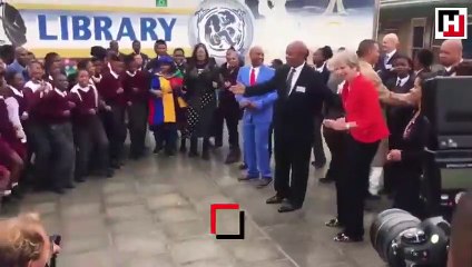 Başbakan May Güney Afrika ziyaretinde çocuklarla dans etti