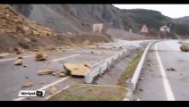 Dağdan düşen kayalar yolu trafiğe kapattı