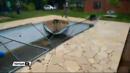 Kendisini bir anda havuzun içinde buldu