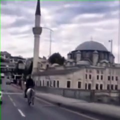 İstanbul trafiğinde at koşturdu!