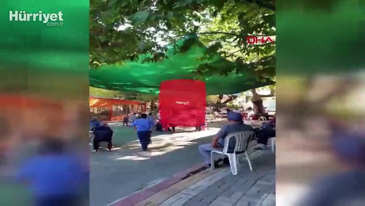 Mahalle meydanında, koronavirüse rağmen dansözlü düğün