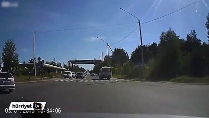 Rus sürücüden trafikte örnek davranış