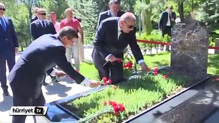 Davutoğlu ve Türkeş'ten Alparslan Türkeş'in mezarına ziyaret