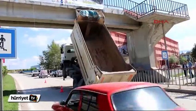 Damperi açılan kamyon üst geçide takıldı