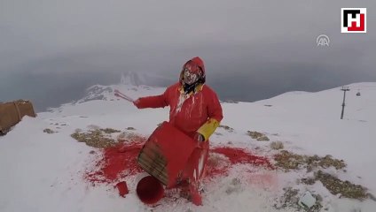 Dünya'daki şiddete davulla S.O.S vererek dikkat çekti