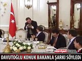 DAVUTOĞLU KONUK BAKANLA ŞARKI SÖYLEDİ