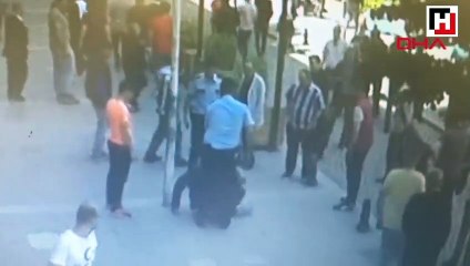 Sokak ortasında karısını döven kişiye çevredekilerden feci dayak