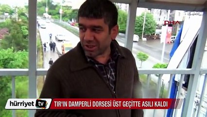 TIR'ın damperli dorsesi üst geçitte asılı kaldı