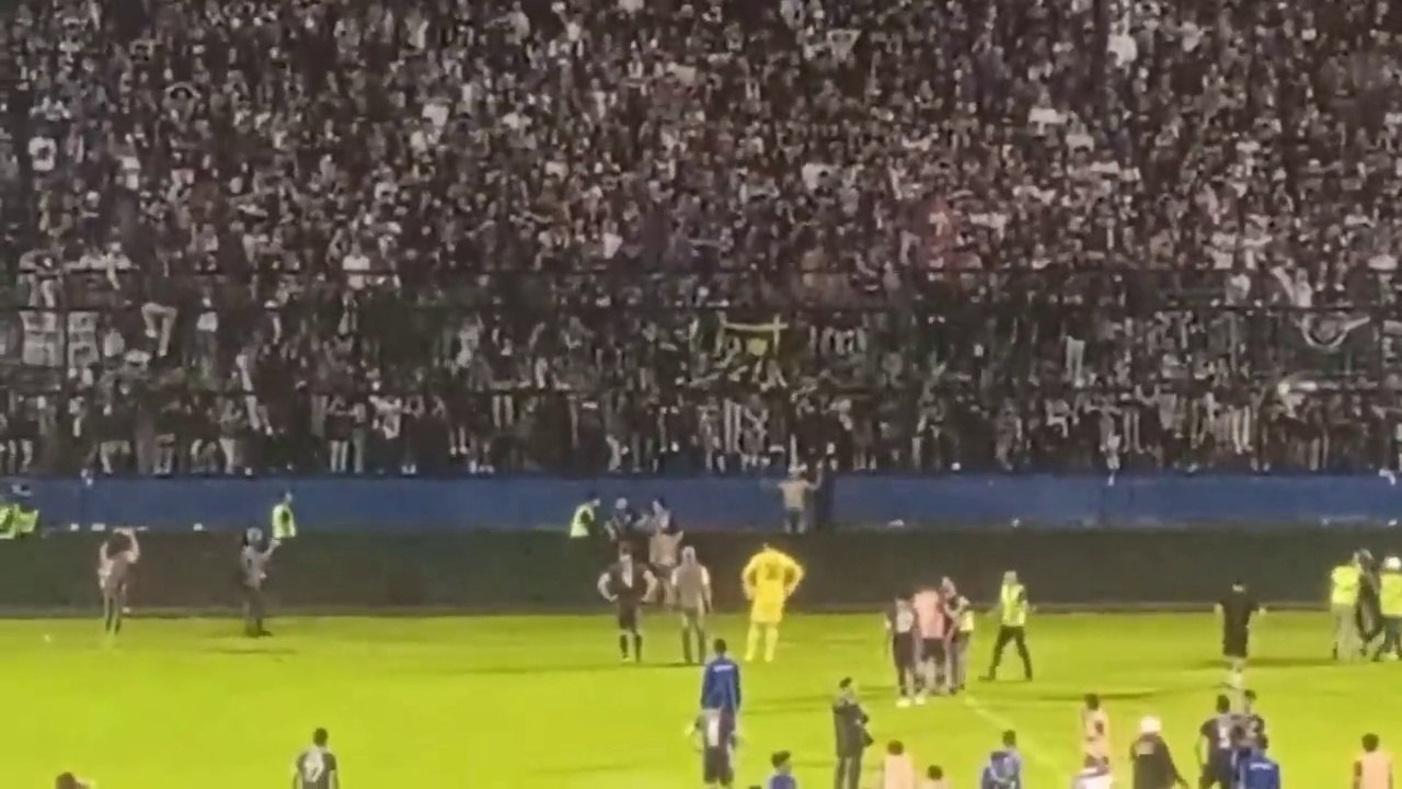 seconds of football spectators at the Malang Kanjuruhan stadium 150 people died, a dark incident