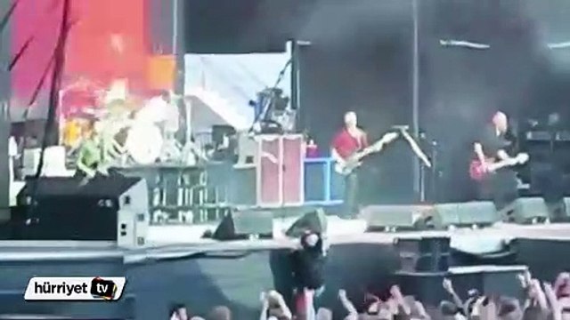 Foo Fighters'ın solisti Dave Grohl sahneden düştü