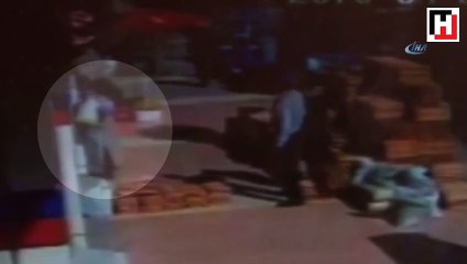 Kaldırımda yürüyen kadının kafasına çatıdan demir düştü...